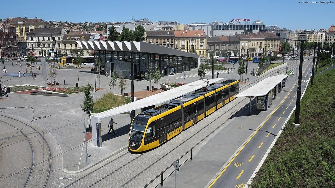 A 2211-es pályaszámú CAF Urbos 3 típusú villamos a Széll Kálmán téren