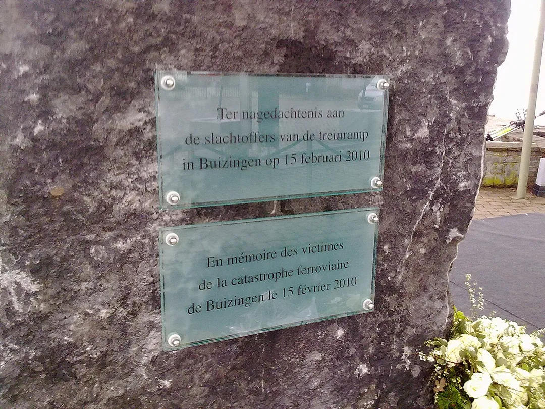 Monument à Halle-Buizingen en Hommage au x 19 victimes décédées dans l'accident de train de Buizingen du 15 fév 2010. Inauguration du 12 Fev 2011