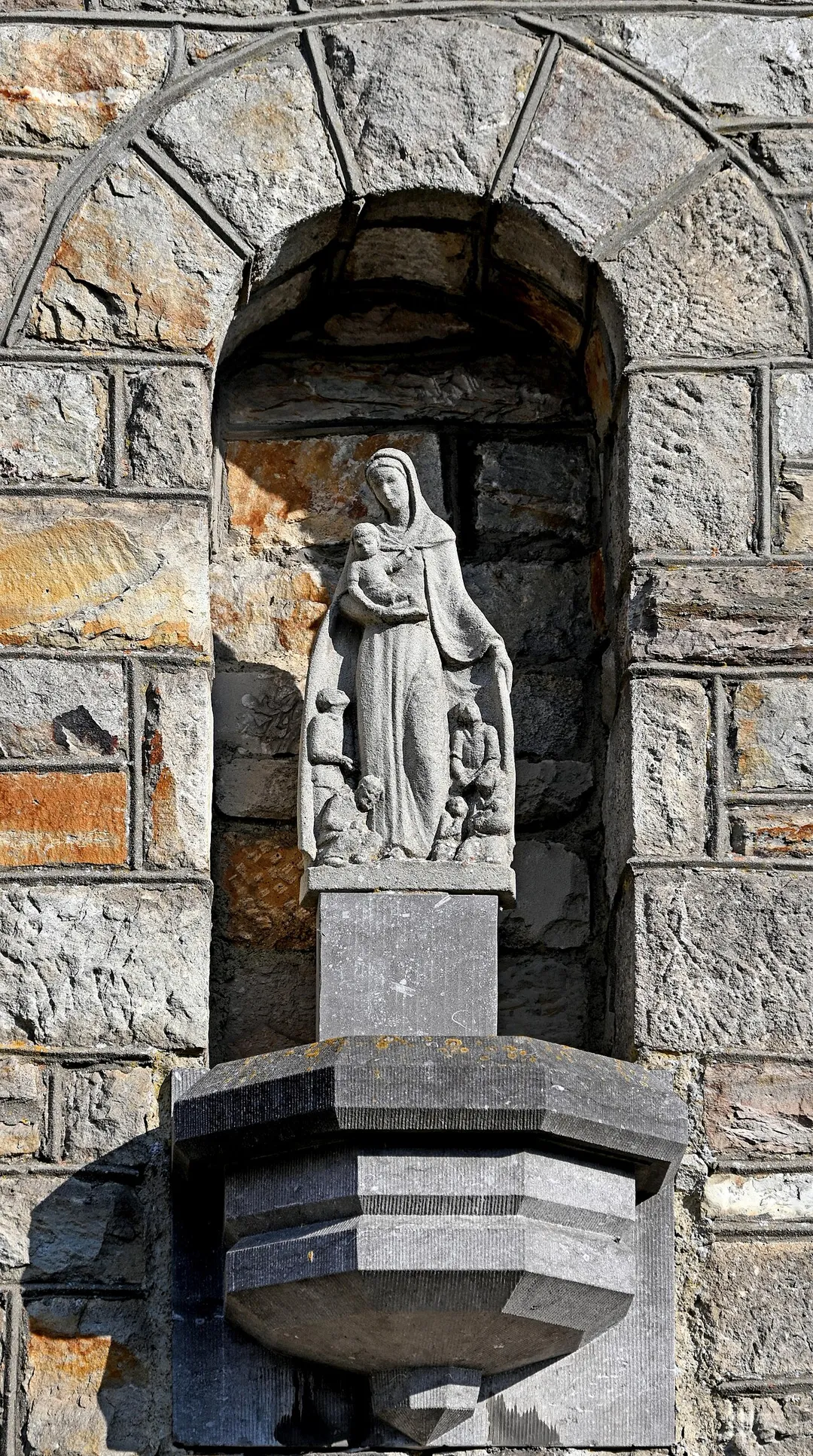 Büllingen, altes Pfarrhaus an St. Eligius, Schutzmantelmadonna