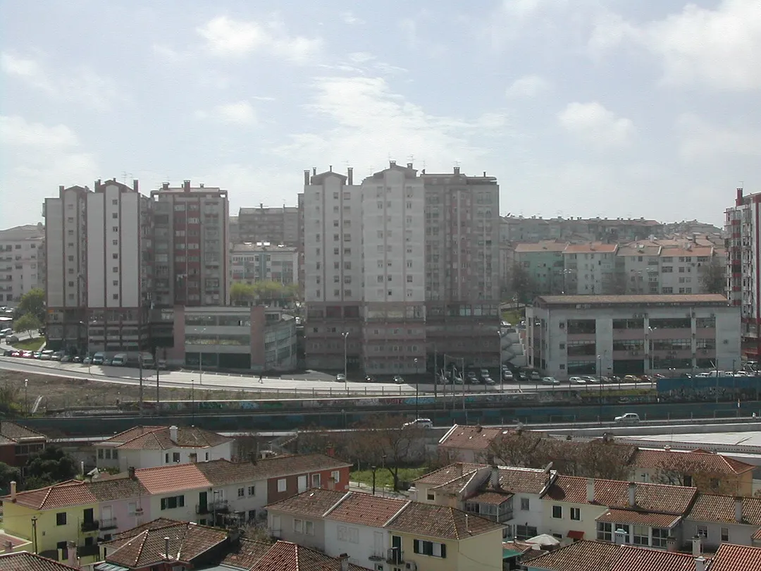 Prédios da Buraca junto à Linha de Sintra e ao Bairro de Santa Cruz