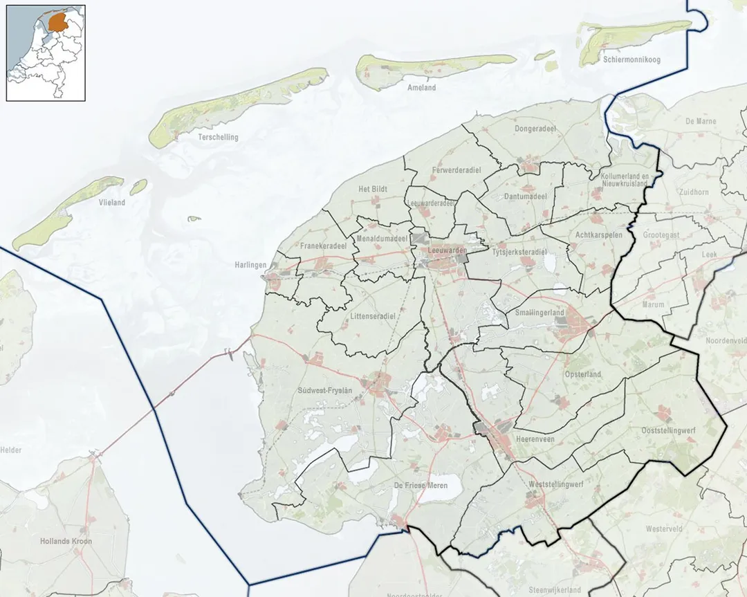 Referentiekaart van Provincie Fryslân, met indeling van gemeenten (2010) en impressie van het landschap.
Door Jan-Willem van Aalst, samengesteld uit publiek beschikbare geo-data:

Referentie-ondergrond (kustlijn, steden, wegen) gerasterd uit de OpenStreet Map OSM. (http://www.openstreetmap.org/index.html) Inhoud is beschikbaar onder de Creative Commons Attribution-ShareAlike 3.0 license.
Referentie-ondergrond op water bewerkt vanuit http://satfoto.geoserve.nl/false-nl/index.html. Gebruik is vrij met bronvermelding NLR en ESA.
Vectorgrenzen van gemeenten en regio's vrij ter beschikking gesteld met dank aan cartografen van brandweerregio's Hollands-Midden en IJsselland; gerasterd in Photoshop.
Hoogte-aanduidingen (reliëf) gerasterd uit de AHN Viewer (http://www.ahn.nl/kaart/); gebruik is vrij met bronvermelding (c) AHN, www.ahn.nl;
Overige kenmerken op de kaart: eigen tekenwerk van Jan-Willem van Aalst, op basis van gerasterde gemeentegrenzen.