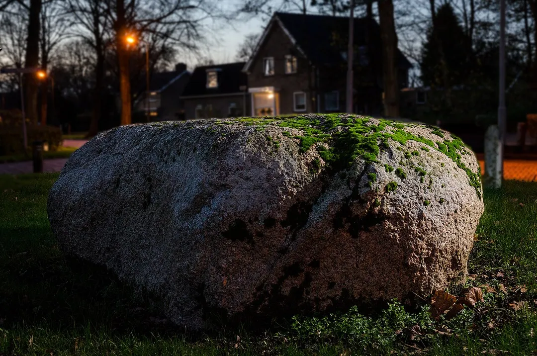 De Poppestien aan de Hillamawei in Burgum.
