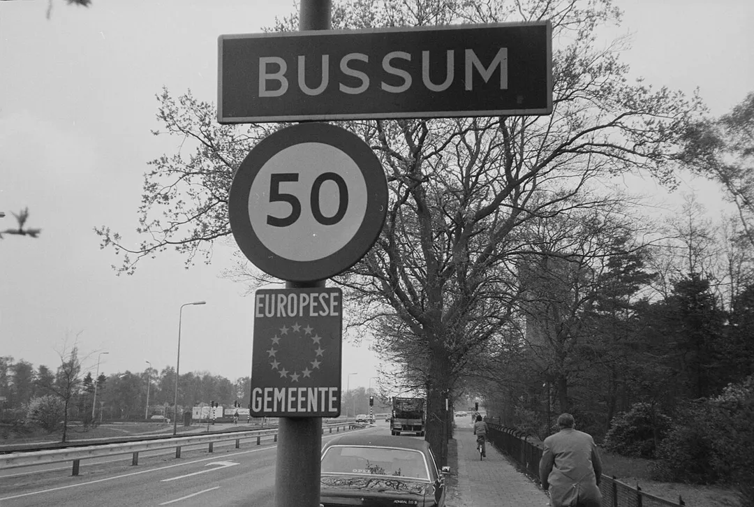 Toegangsweg naar Bussum met gemeentebord bord en bord van Europese Gemeente, 1984