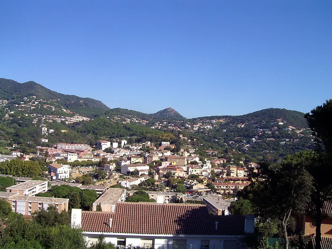 Cabrils, comarca del Maresme. Al centre la muntanya de Burriach, amb el castell del mateix nom.