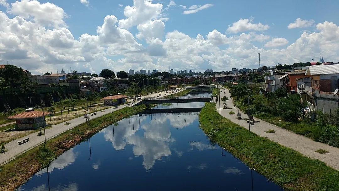 Igarapé do Mestre Chico desde o ponte Benjamim Constant no bairro da Cachoeirinha.