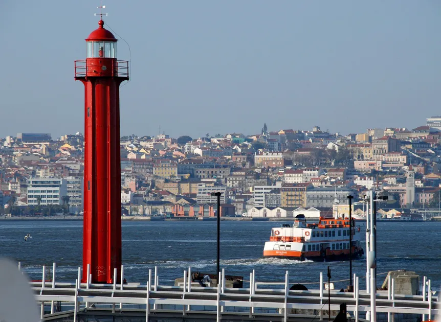 Farol de Cacilhas, Almada, Lisboa, Portugal.
