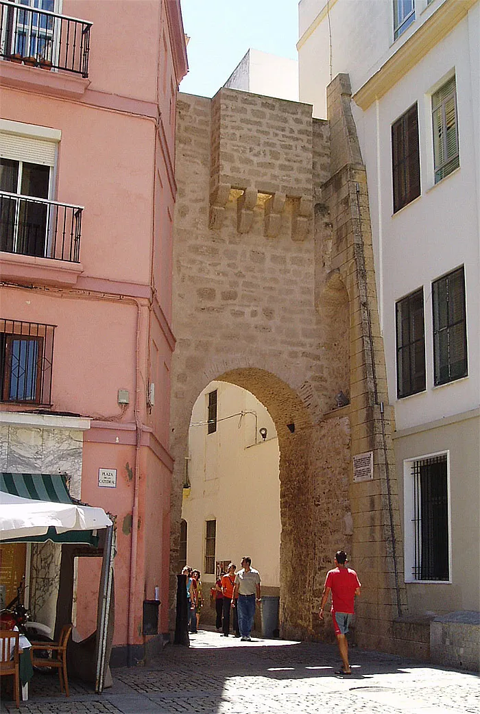 Arco de la Rosa, antigua puerta del Cádiz medieval. Cádiz, España. Se trata de la puerta occidental de la muralla de la ciudad, construida en el siglo XIII por Alfonso X el Sabio. Dicha muralla era de mampostería y cal, almenada y con torres, si bien en este lienzo era de menor grosor que en otras zonas. La muralla estaba formada por tres lienzos, que daban al oeste, al norte y al este, la parte sur quedaba sin cubrir por nos ser necesaria, debido a los difícil de su acceso. Denominado en tiempos Arco de Santiago, por dar al arrabal del mismo nombre, no está demasiado clara su actual denominación.