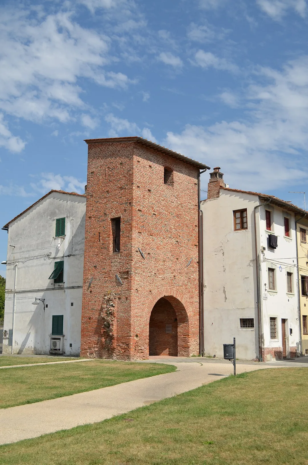 Questa torre faceva parte dell'antica cinta muraria del castello di Calcinaia.