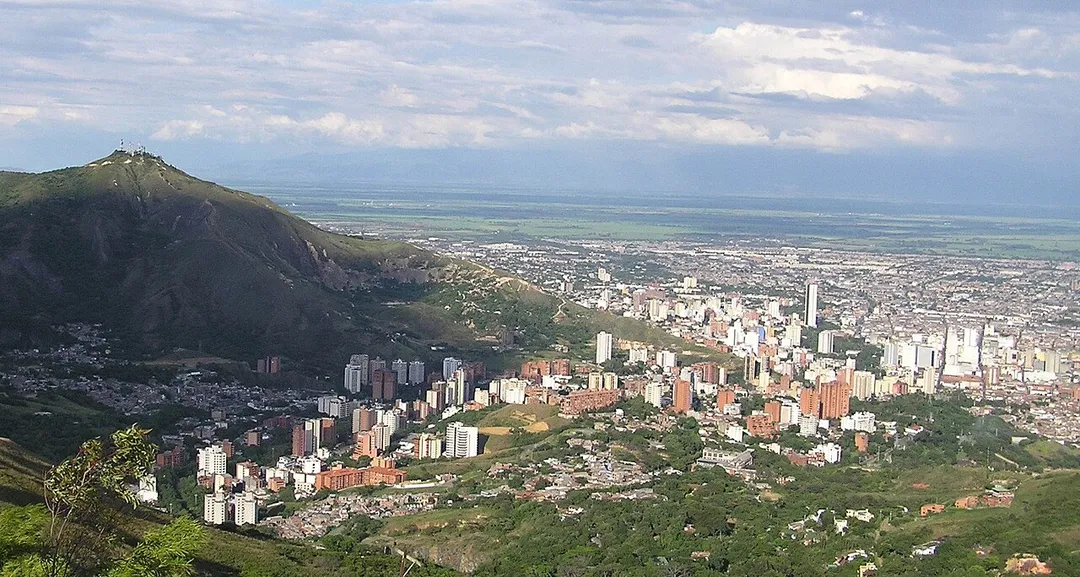 Vista de Cali desde Cristo Rey. Se ven el cerro de las Tres Cruces, el centro de la ciudad y al fondo el Valle del Cauca.