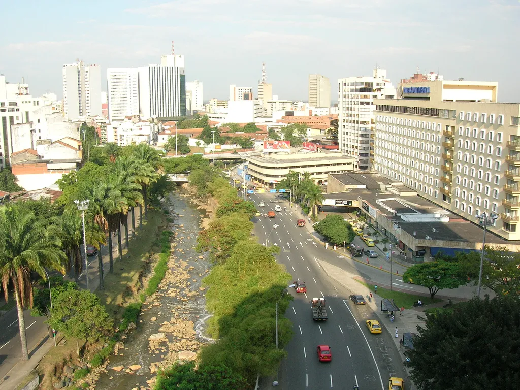 Foto tomada por Augusto Ilian del Rio Cali, la Av Colombia y el Hotel Inter