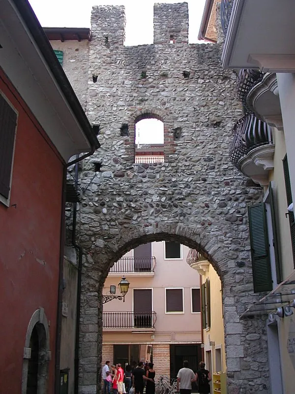 Porta San Giovanni in Bardolino
Source: photo uploaded by User:RicciSpeziari. 

Photographer: Riccardo Speziari