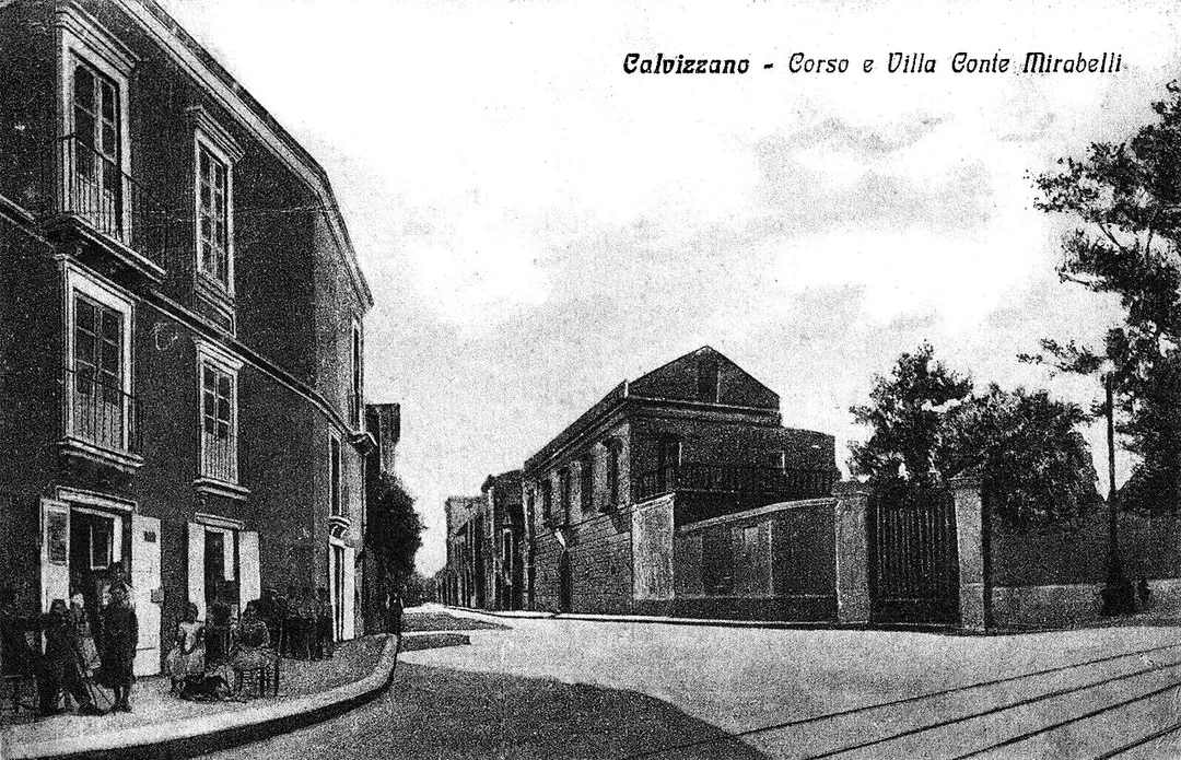 Cartolina - Ingresso di Via Conte Mirabelli con Corso Italia (Calvizzano, anni 30)