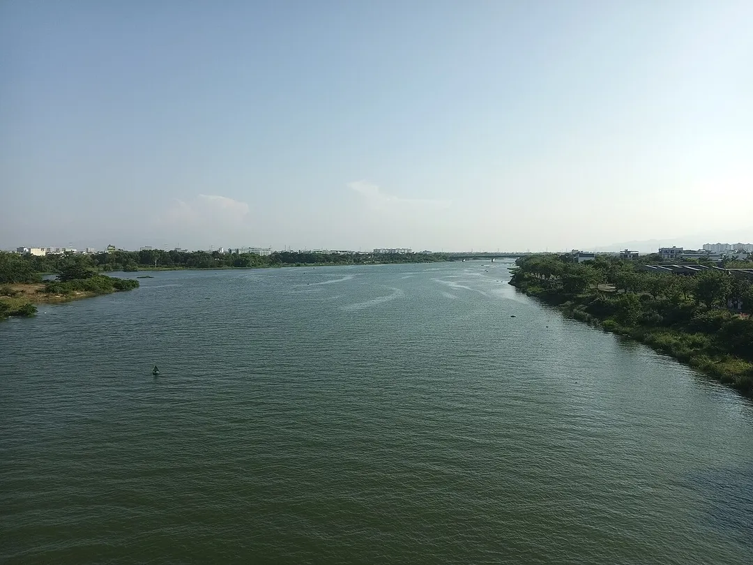the Cầu Đỏ/Cẩm Lệ river seen from Nguyễn Tri Phương bridge