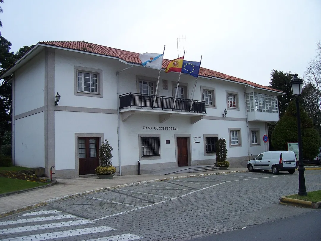 Edificio del ayuntamiento de Cambre, provincia de Coruña, España.