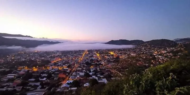 Imagen de la ciudad de Camiri tomada desde el mirador San Francisco de Asís, en horas de la madrugada