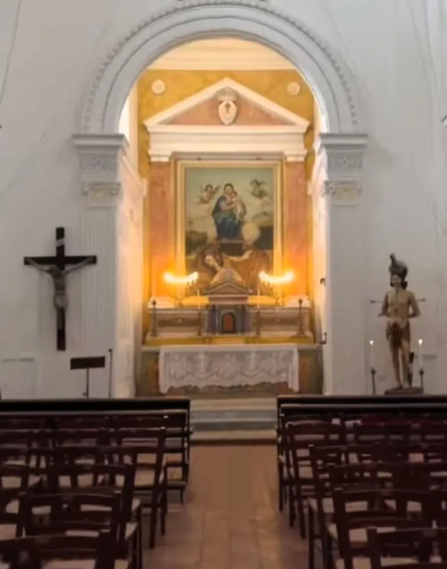 Altare maggiore della chiesa di San Sebastiano, ex chiesa di Santa Maria dell'Itria, sulla sinistra la statua lignea raffigurante San Sebastiano Martire attuale santo titolare.