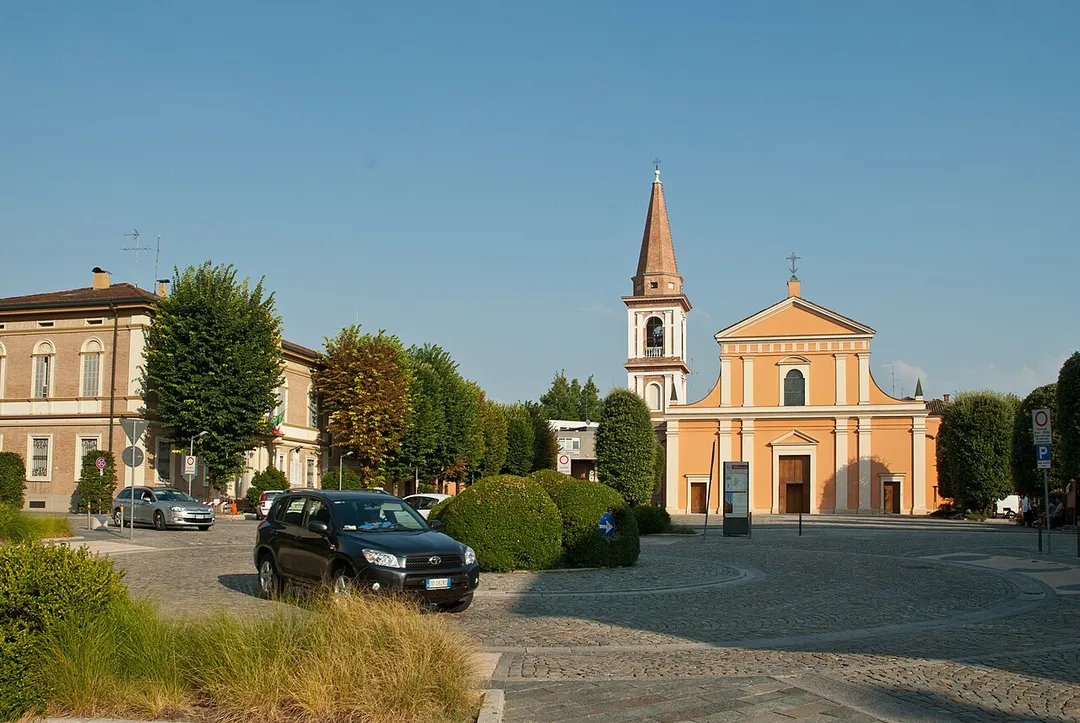 Nel centro di Campogalliano, a sinistra Municipio, a destra la Chiesa Sant' Orsola