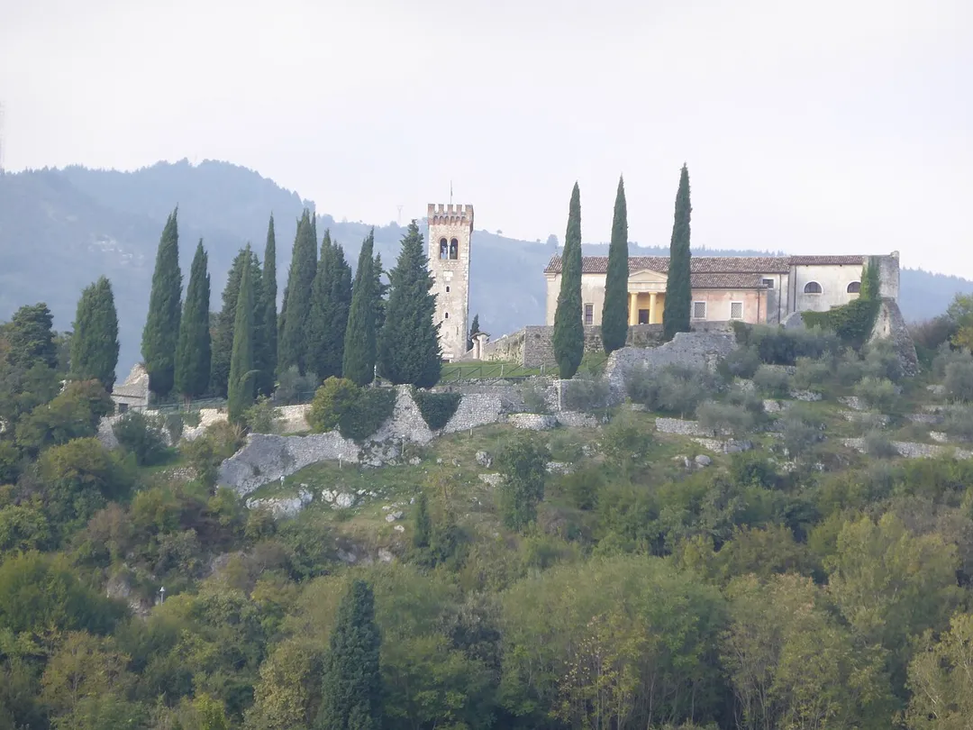Visione del Castello di Caneva con le mura circostanti