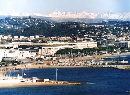 Photo du bâtiment historique du boulevard du Midi, siège de l'industrie aéronautique et spatiale, zone industrielle de la Frayère dans le quartier de La Bocca à Cannes, département des Alpes-Maritimes, région Provence-Alpes-Côte d'Azur