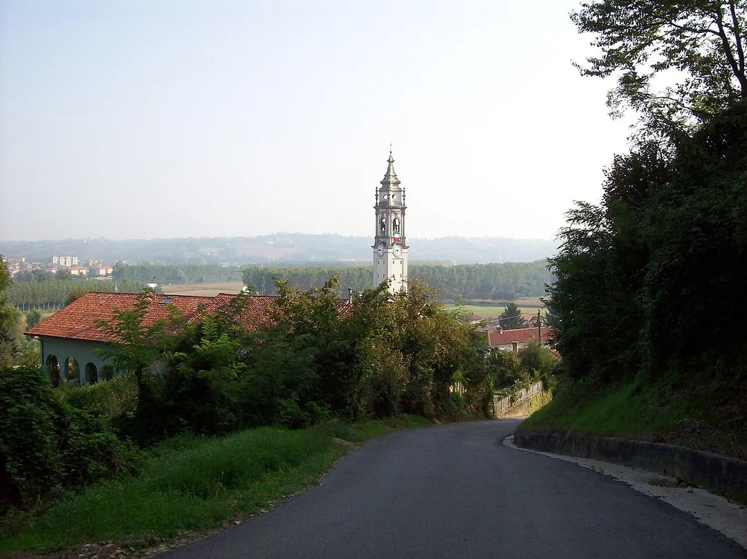 Veduta del centro di Cantarana dalla collina