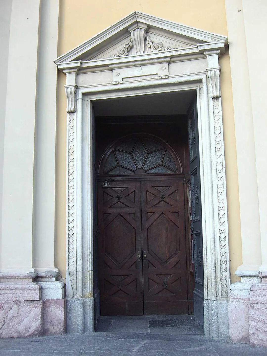 Canzo chiesa di Santo Stefano uno dei due ingressi laterali