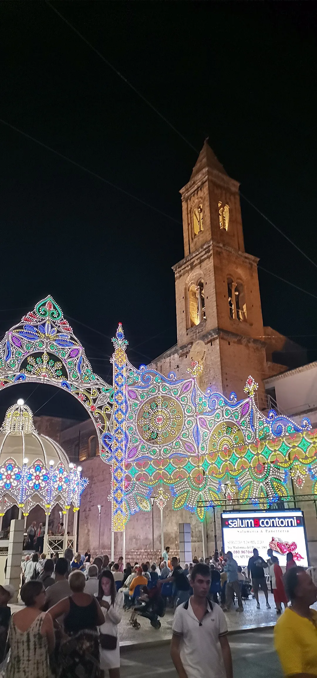 Veduta notturna di Piazza Umberto I durante la festa della Madonna del Pozzo