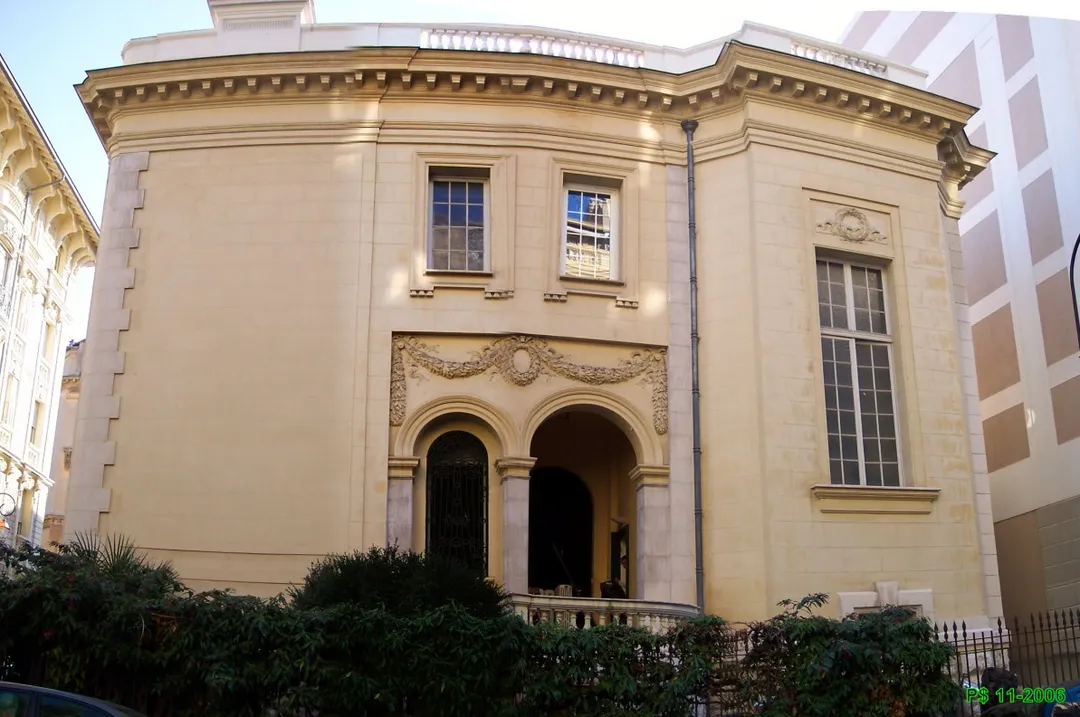 Nice - Quartier Carabacel
Villa Lairolle
Façade SW. Entrée par un porche. 

Matin, circa 10h.