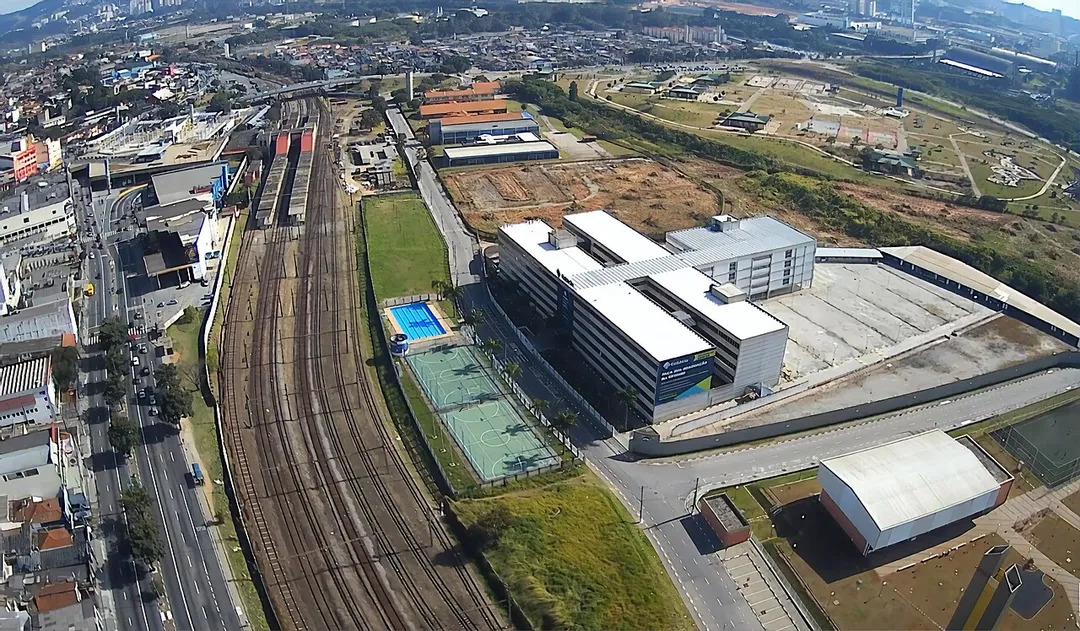 Photo taken through the Drone DJI F550, showing the Rodoferroviário Terminal and the Educational Pole formed by ETEC, FATEC, SESI and the University Estácio de Sá.