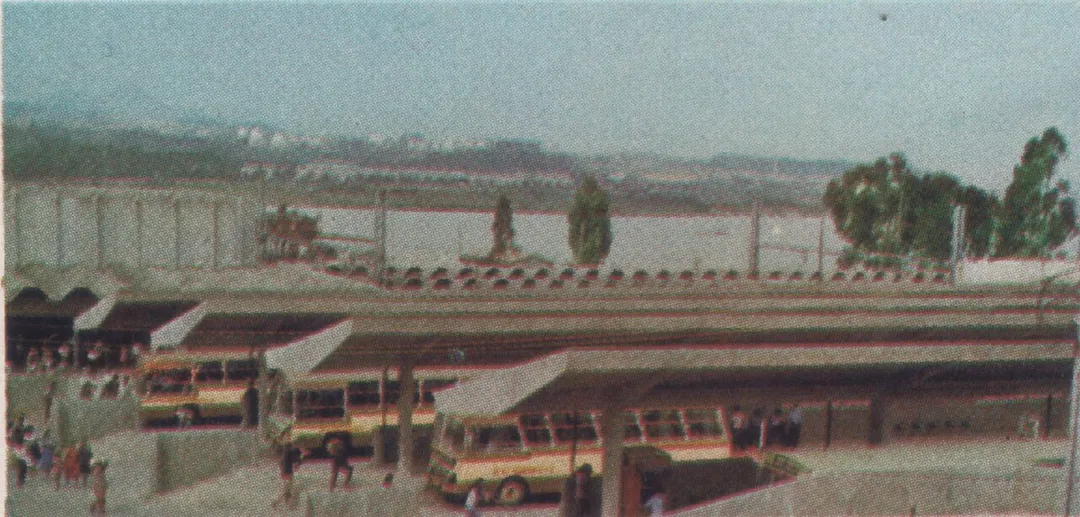 Vista do "então" recém construído terminal de ônibus de Carapicuíba, com a antiga Lagoa de Carapicuíba ao fundo.