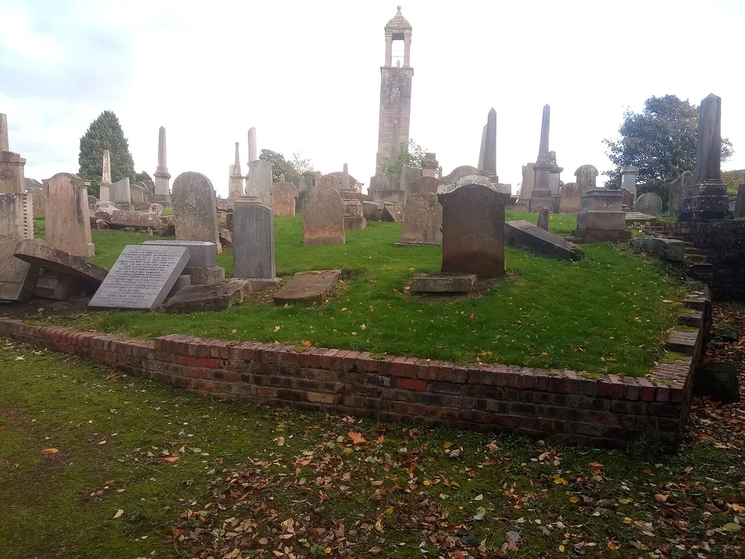 Carluke, St Luke's Church, Churchyard (architectural structure in South Lanarkshire, Scotland, UK)