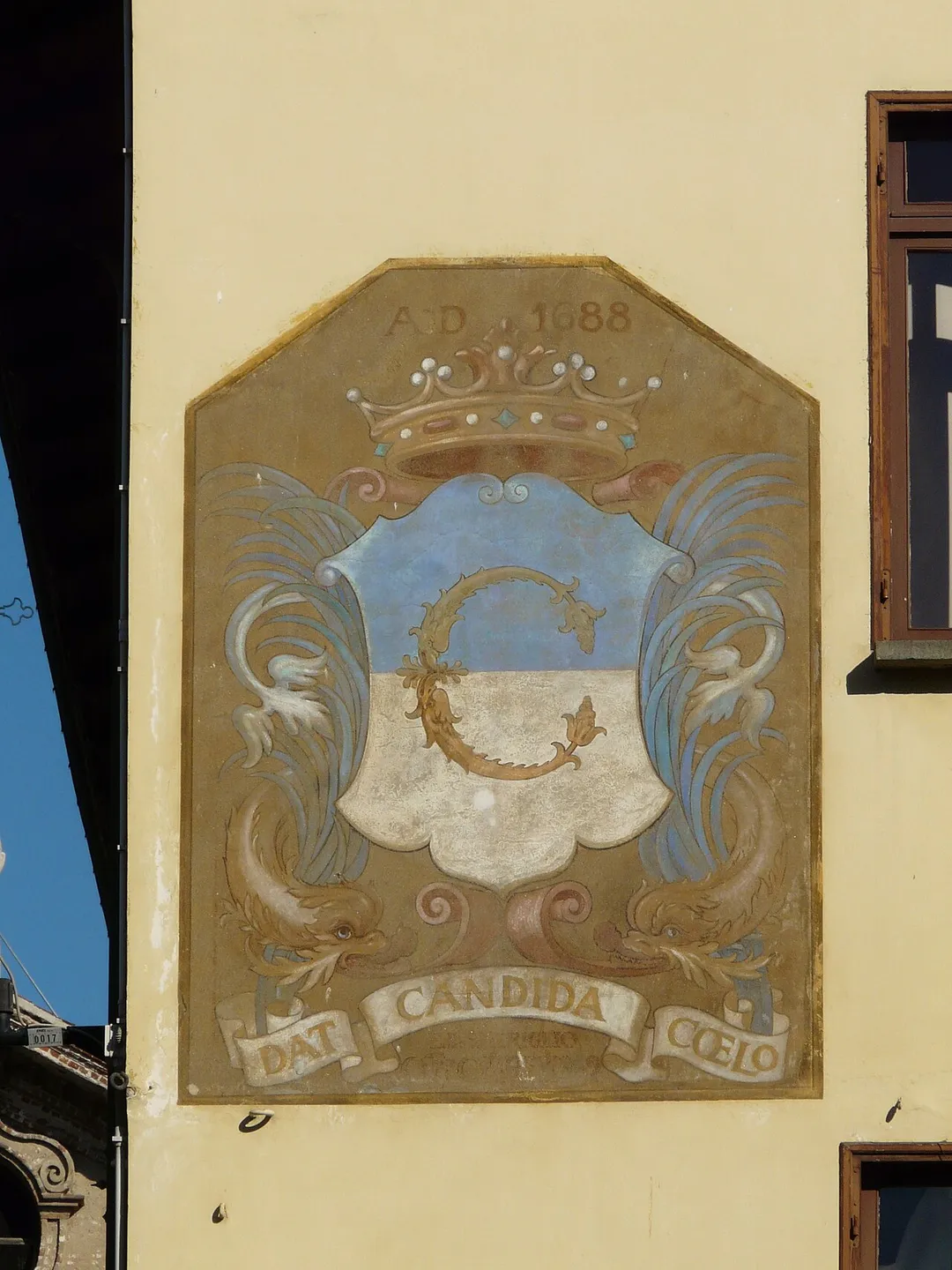 Stemma comunale presente su una facciata di un palazzo, Carmagnola, Piemonte, Italia