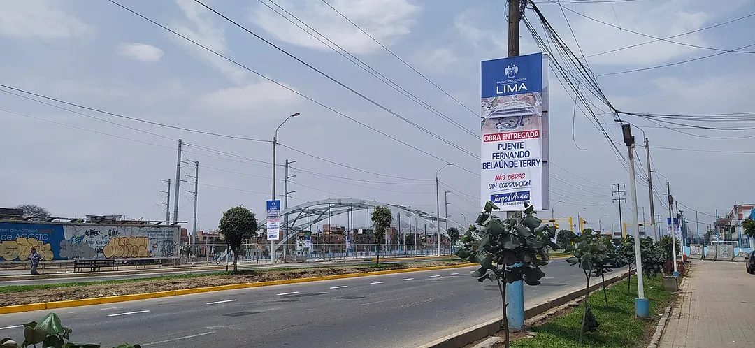 el puente Fernando Belaúnde Terry une los distritos de San Martín de Porres en Lima y Carmen de la Legua Reynoso en el Callao. Fue puesto en funcionamiento en octubre de 2021