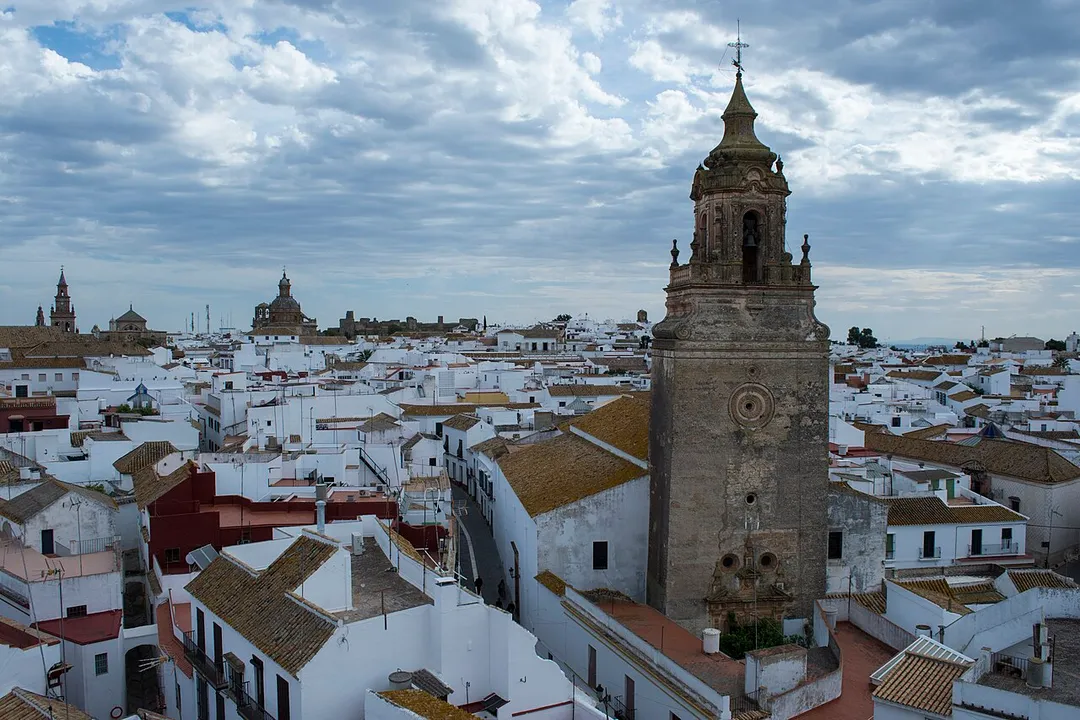Vista general de Carmona desde el Alcázar de la Puerta de Sevilla, con la torre de la iglesia de San Bartolomé en primer lugar.