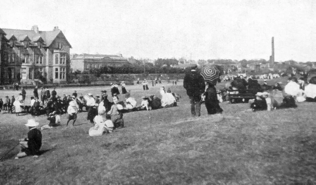 Carnoustie Links, circa 1910. (Modified version of original newspaper photo with halftone dot pattern removed etc.)