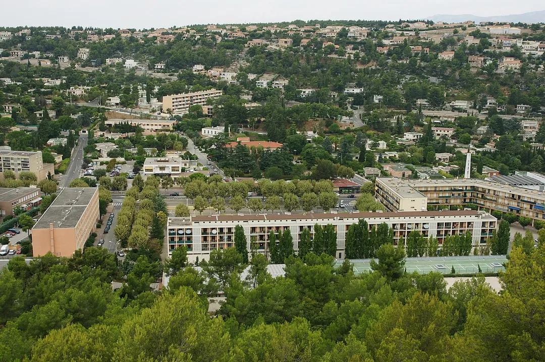 Le centre-ville de Carnoux vu de la Croix