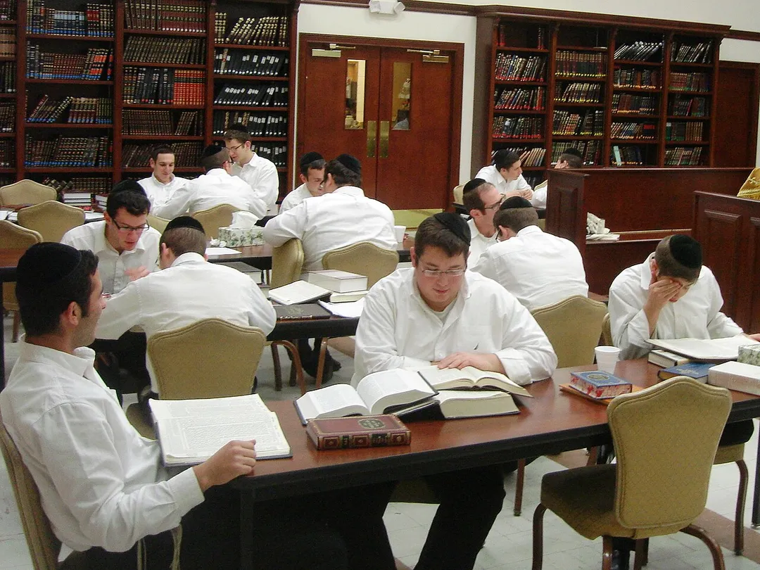 Yeshiva Gedola of Carteret: the main beis medrash during seder