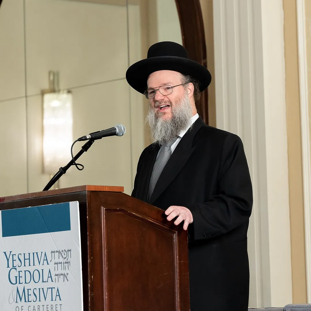 Rabbi Azriel Brown speaking at the 2023 fundraiser Dinner for Yeshiva Gedola of Carteret