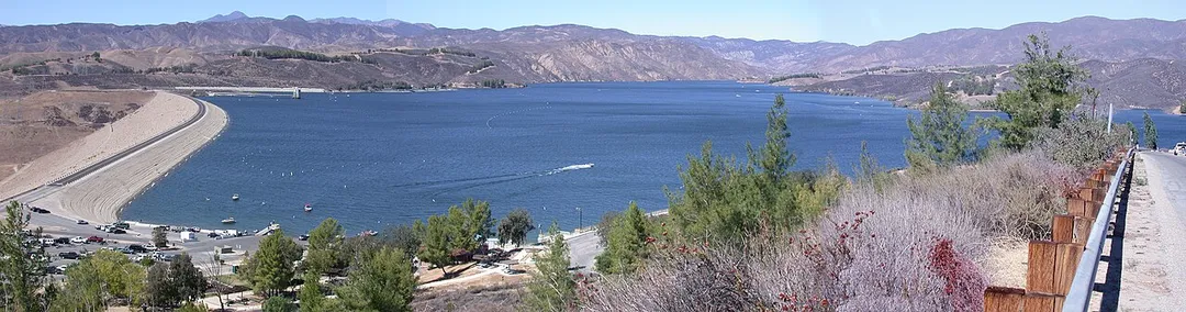 Photo of the Castaic Dam assembled from three views shot October 7, 2007, creating a panoramic scene by User:Jamesb01 (Nikon 995 and Photoshop).