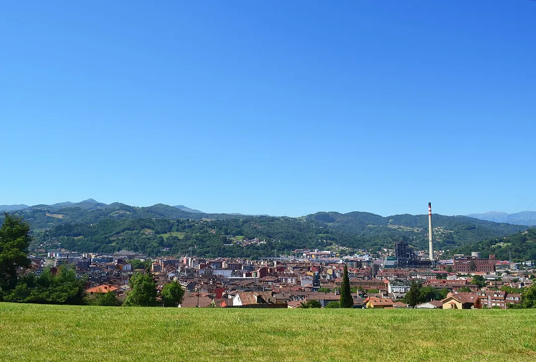 Vista panorámica de La Felguera - Langreo, en Asturias, España, desde el prado de Castandiello
