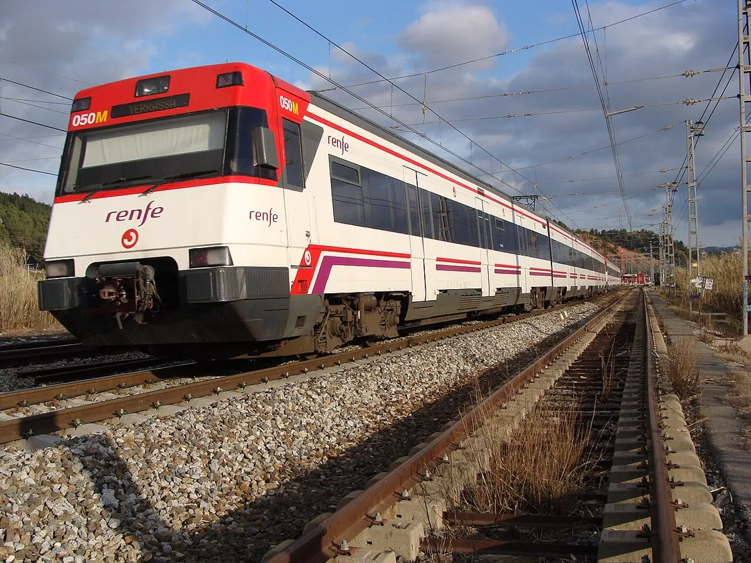 Unitat 447 fent entrada a l'estacio de Castellbisbal cobrint servei de la R4 de Rodalies de Catalunya.
