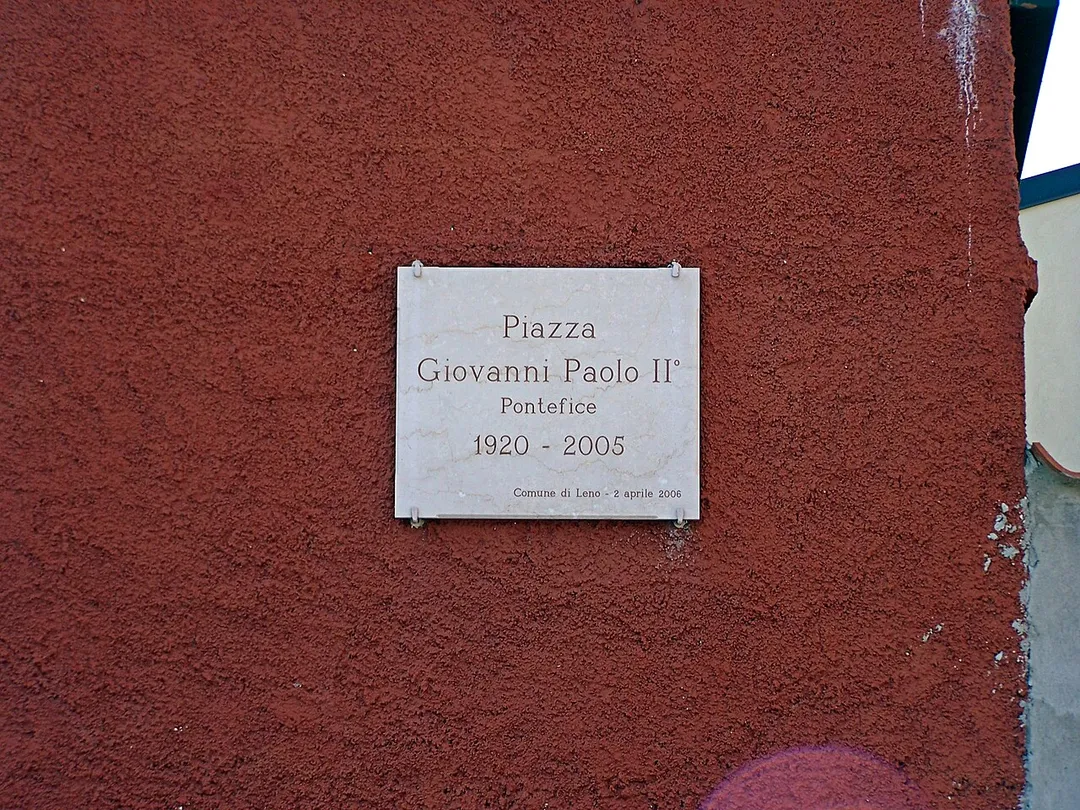 Placca marmorea dell'intestazione di una piazza a papa Giovanni Paolo II presso Castelletto di Leno.