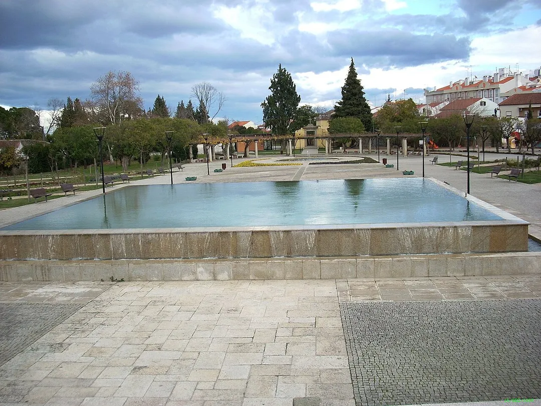 Park of the city with ornamental pool fountain — Castelo Branco in Portugal.