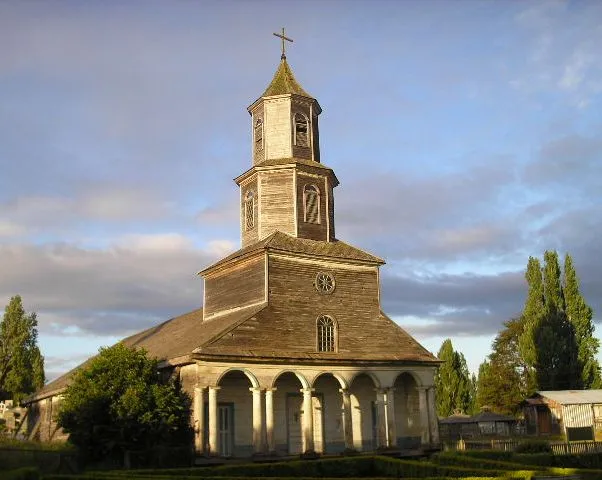 Fachada de la iglesia Nuestra Señora de Gracias de Nercón, Castro, Chiloé, Chile.