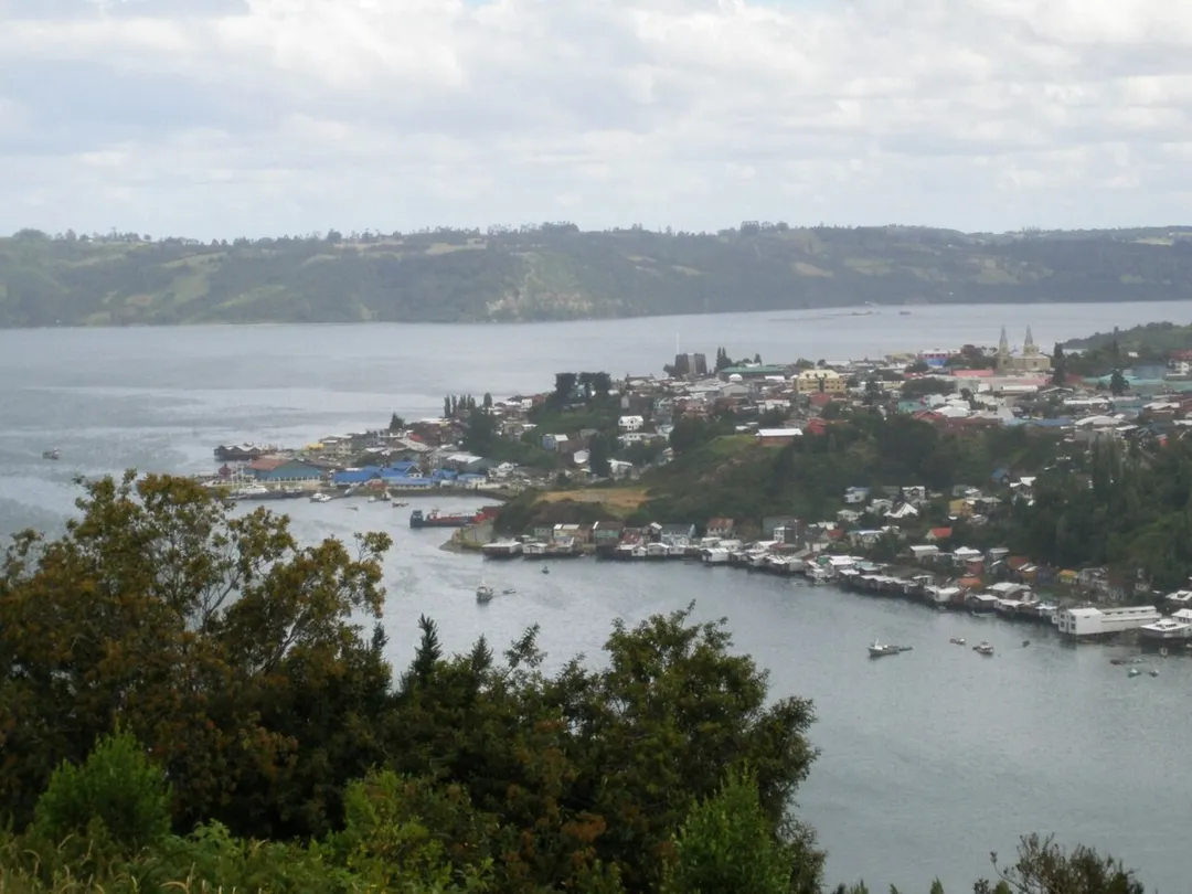 Castro visto desde el mirador de Tentén, Chiloé (Chile)