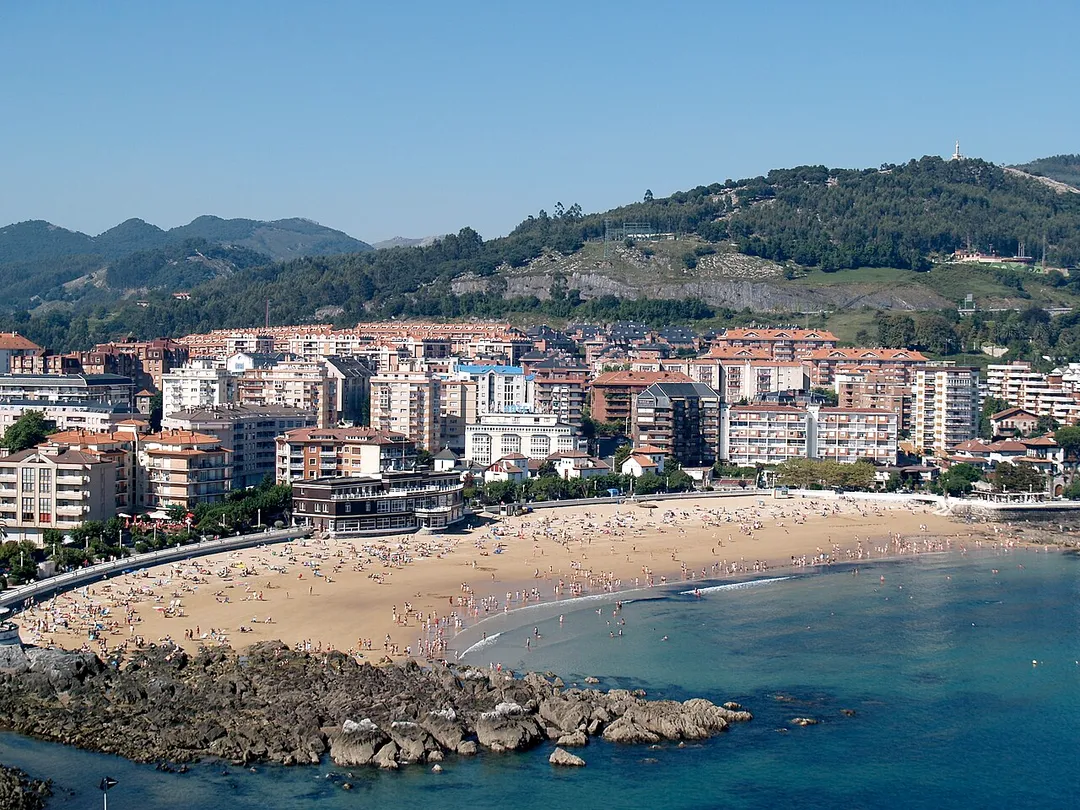 Playa de Brazomar en Castro-Urdiales (Cantabria, España).