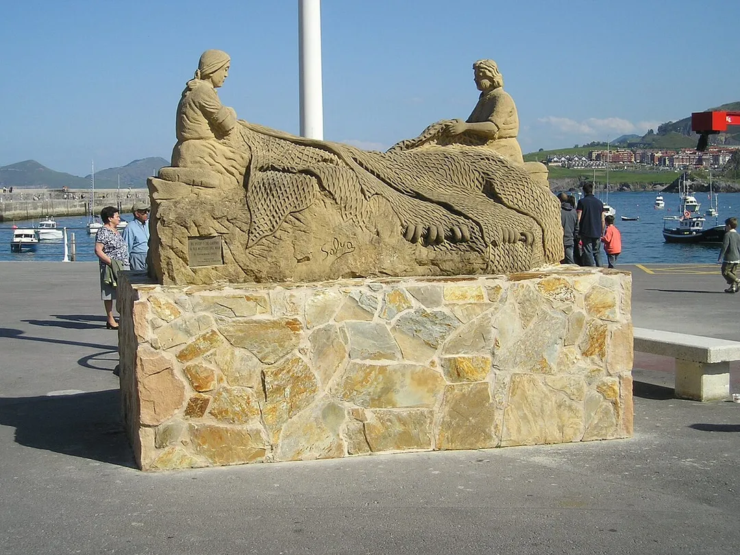 Monumento en el paseo marítimo de Castro Urdiales, en Cantabria (España).