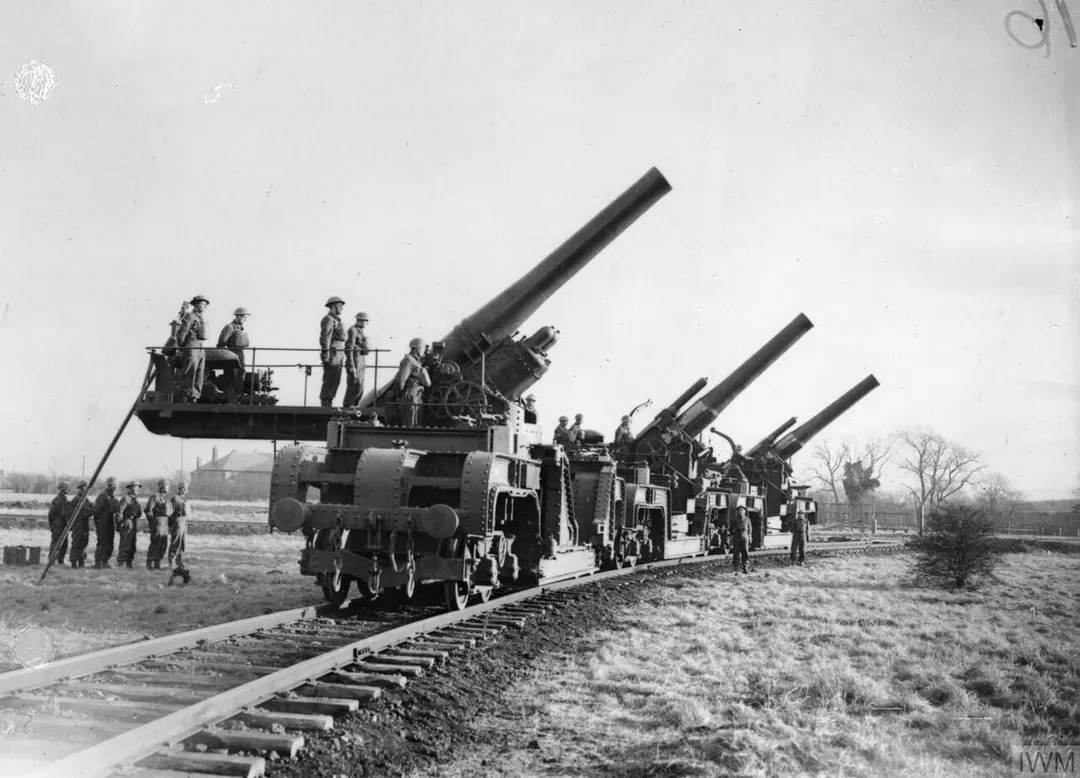 THE BRITISH ARMY IN THE UNITED KINGDOM 1939-45

One Mk V 12-inch railway howitzer (foreground) and two Mk III 12-inch railway howitzers at Catterick.