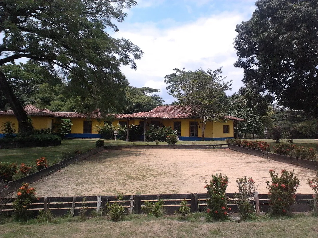 Cancha de bolas criollas, uno de los juegos folklóricos de Venezuela. Campamento Mi Refugio, Caucagua, Edo. Miranda