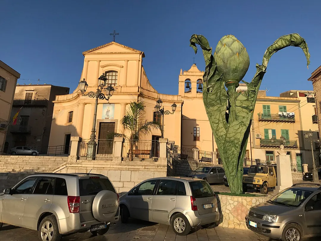 Pfarrkirche und “Il monumento al carciofo” in Cerdas Ortsmitte