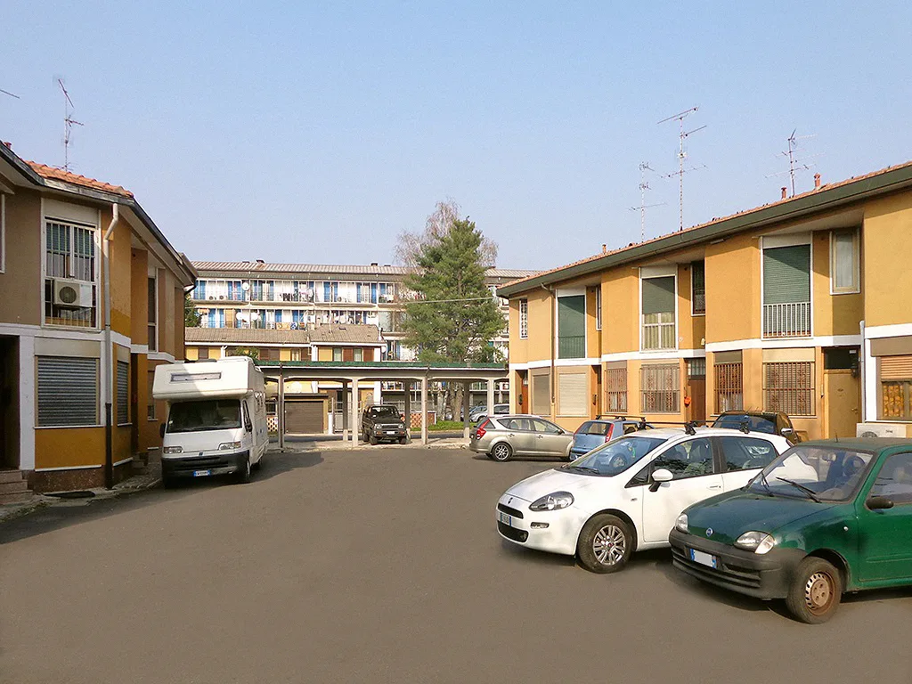 Cesate, villaggio INA. Il cortile compreso fra gli edifici 82 e 83.